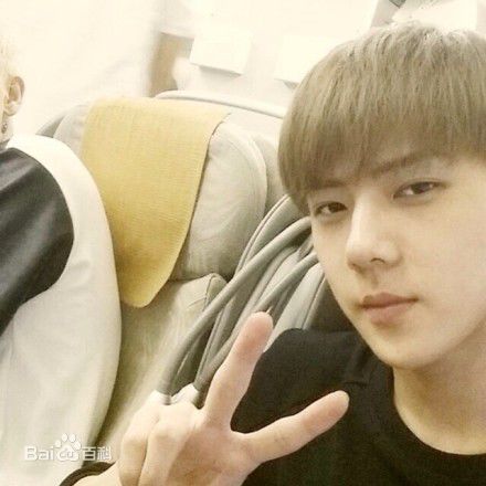 吴世勋(（韩文名）、SE HUN（官方艺名）、Oh SeHun)世勋的Instagram前后照片