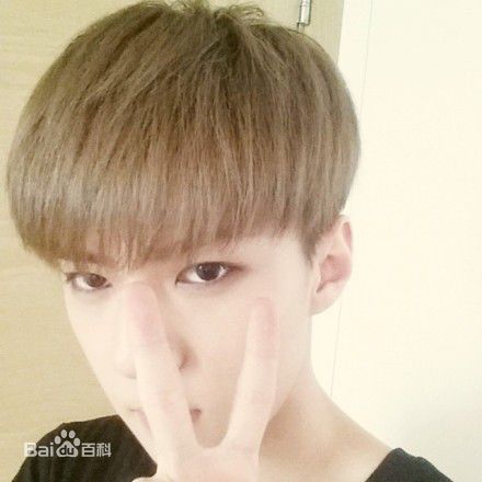 吴世勋(（韩文名）、SE HUN（官方艺名）、Oh SeHun)世勋的Instagram前后照片