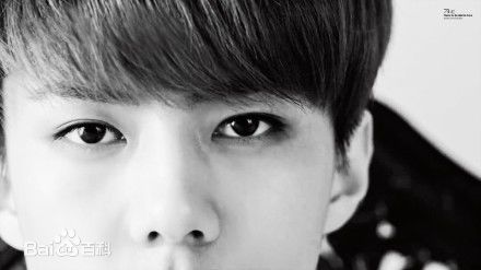 精选吴世勋(（韩文名）、SE HUN（官方艺名）、Oh SeHun)在翻拍神话MV 《Yo》中的图册