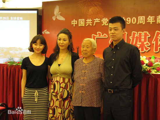 艾丽娅未婚妻剧情素颜照相册