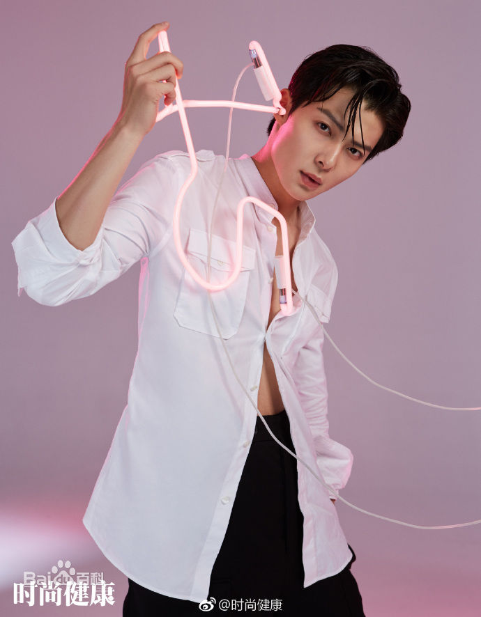 张铭恩时尚健康素颜照壁纸