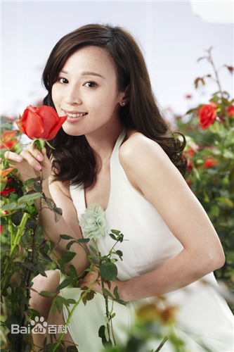 石筱群拍摄“伊艺利”广告素颜照壁纸