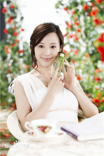 石筱群拍摄“伊艺利”广告素颜照壁纸