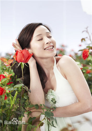 石筱群拍摄“伊艺利”广告素颜照壁纸