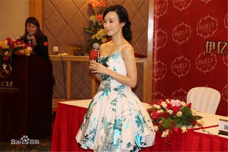 石筱群拍摄“伊艺利”广告素颜照壁纸