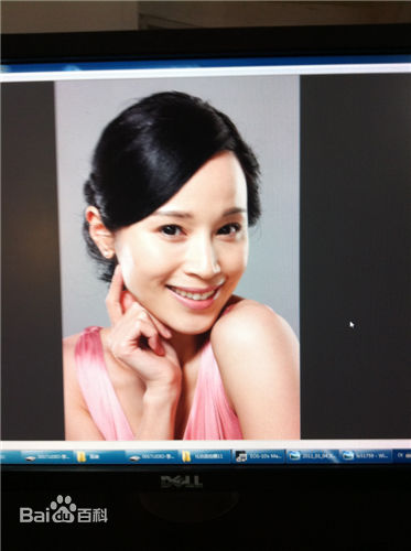 石筱群拍摄“伊艺利”广告素颜照壁纸