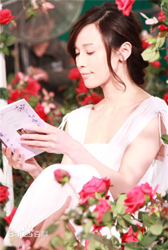 石筱群拍摄“伊艺利”广告素颜照壁纸