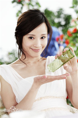 石筱群拍摄“伊艺利”广告素颜照壁纸