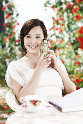 石筱群拍摄“伊艺利”广告素颜照壁纸