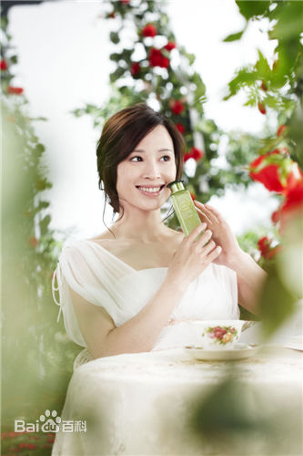 石筱群拍摄“伊艺利”广告素颜照壁纸