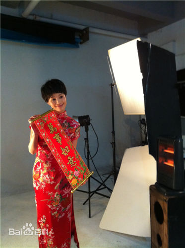 石筱群拍摄“伊艺利”广告素颜照壁纸