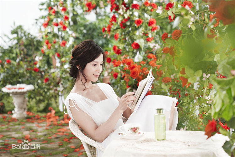 石筱群拍摄“伊艺利”广告素颜照壁纸