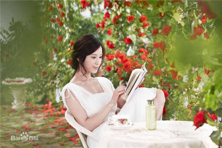 石筱群拍摄“伊艺利”广告素颜照壁纸