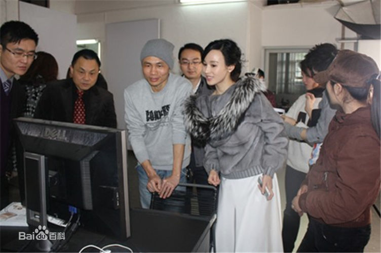 石筱群拍摄“伊艺利”广告素颜照壁纸