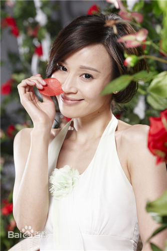 石筱群拍摄“伊艺利”广告素颜照壁纸