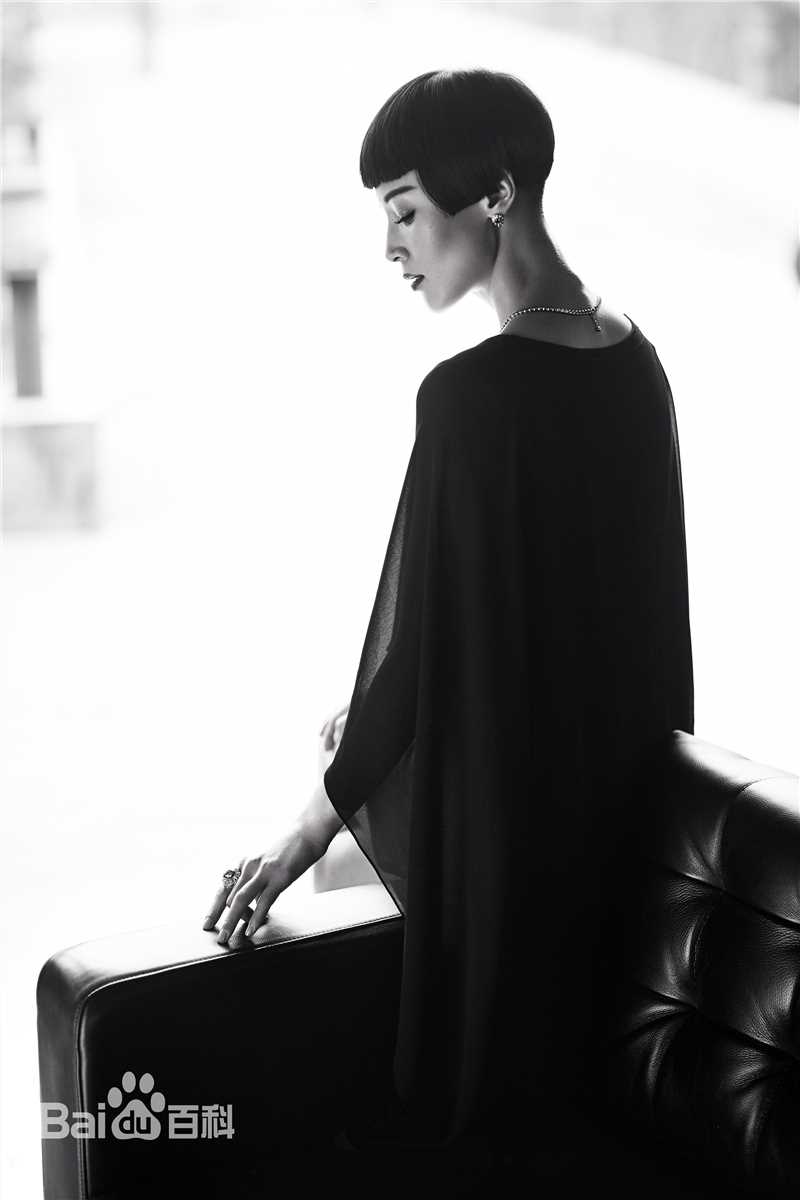 石筱群最新杂志壁纸