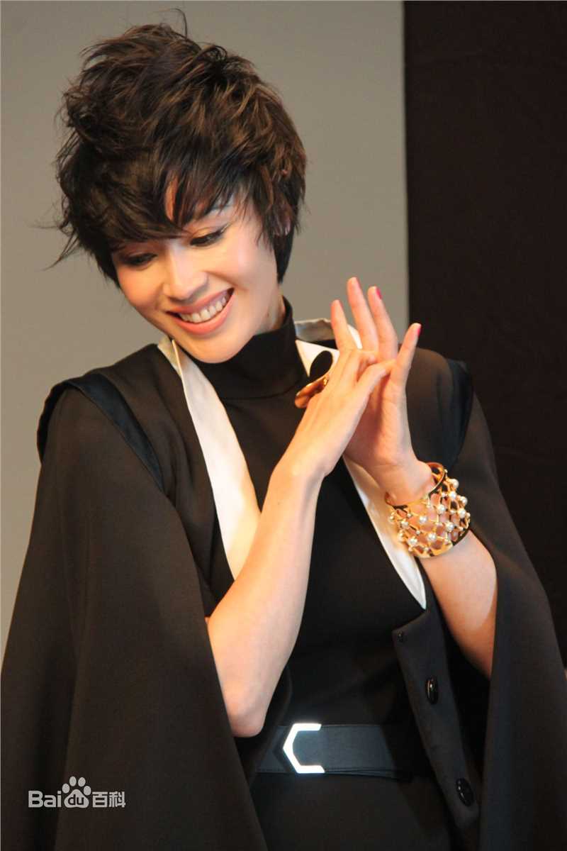 精选石筱群在《费加罗FIGARO》中的图册