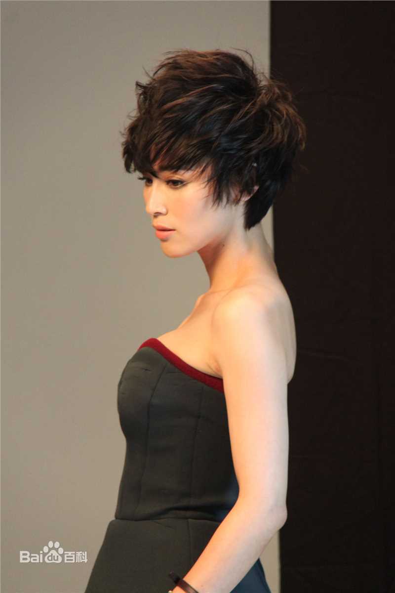 精选石筱群在《费加罗FIGARO》中的图册