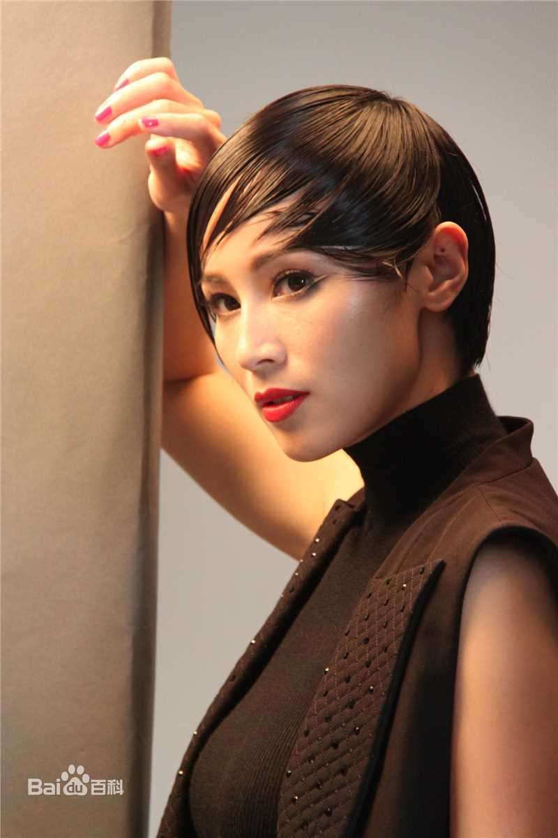 精选石筱群在《费加罗FIGARO》中的图册