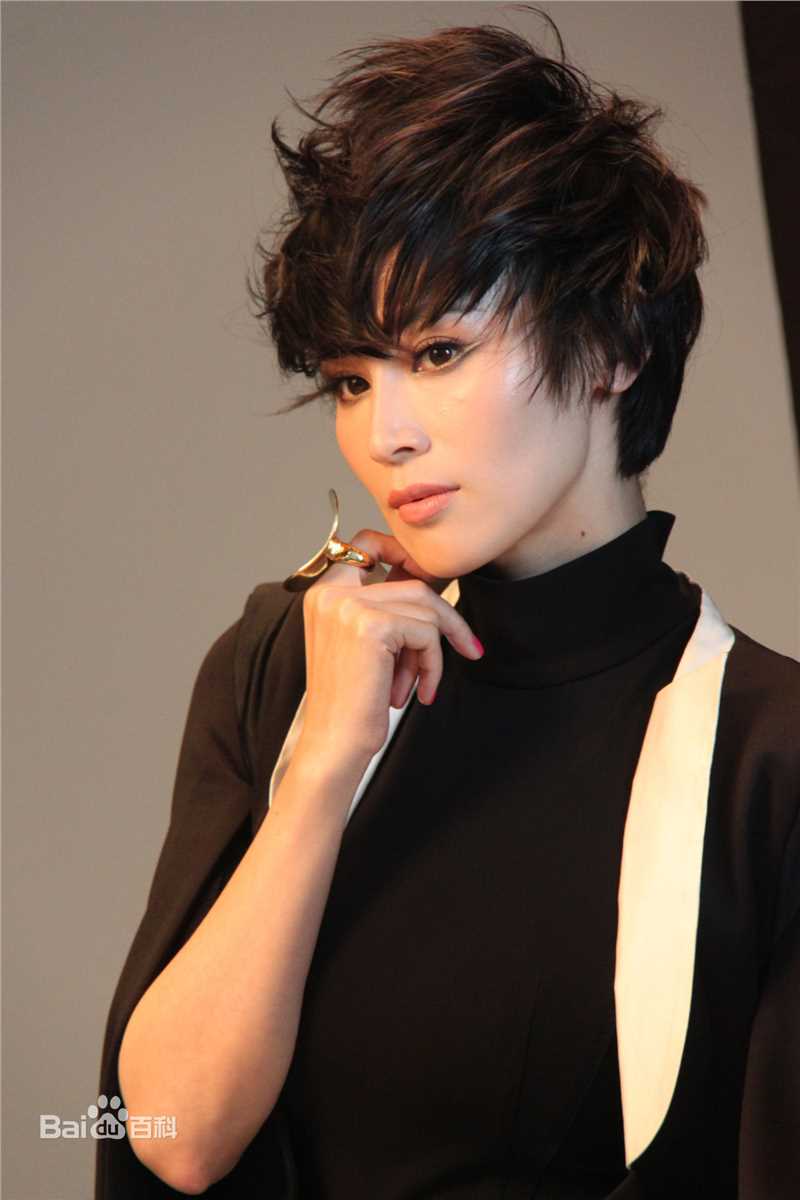 精选石筱群在《费加罗FIGARO》中的图册