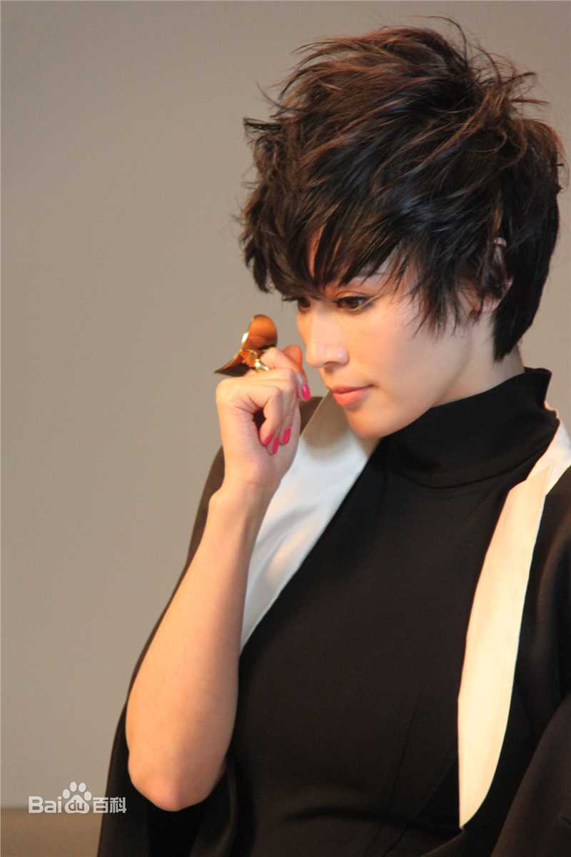 精选石筱群在《费加罗FIGARO》中的图册