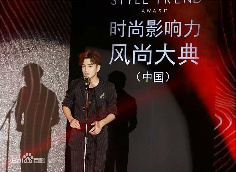 罗翔品牌活动红毯秀前后照片