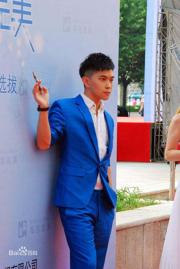 罗翔品牌活动红毯秀前后照片