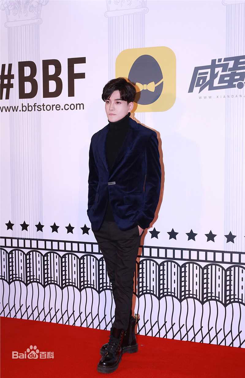 罗翔品牌活动红毯秀前后照片