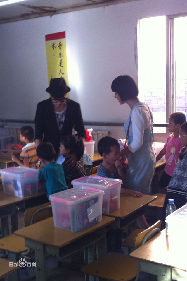 罗翔公益活动壁纸壁纸