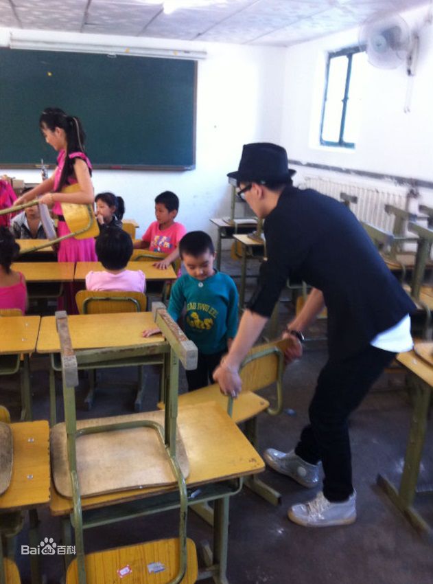 罗翔公益活动壁纸壁纸