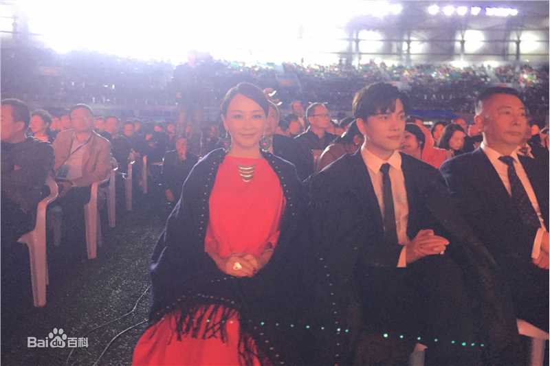 罗翔颁奖盛典登台领奖素颜照相册