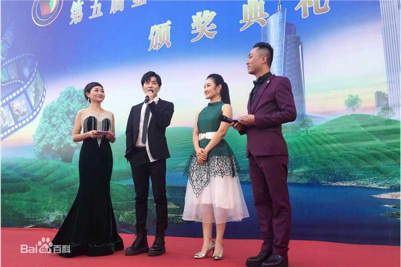 罗翔颁奖盛典登台领奖素颜照相册