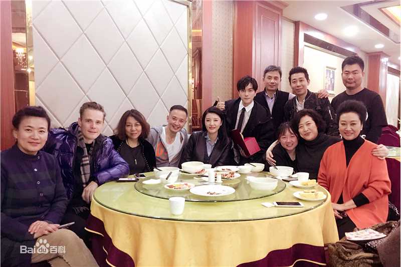 罗翔颁奖盛典登台领奖素颜照相册