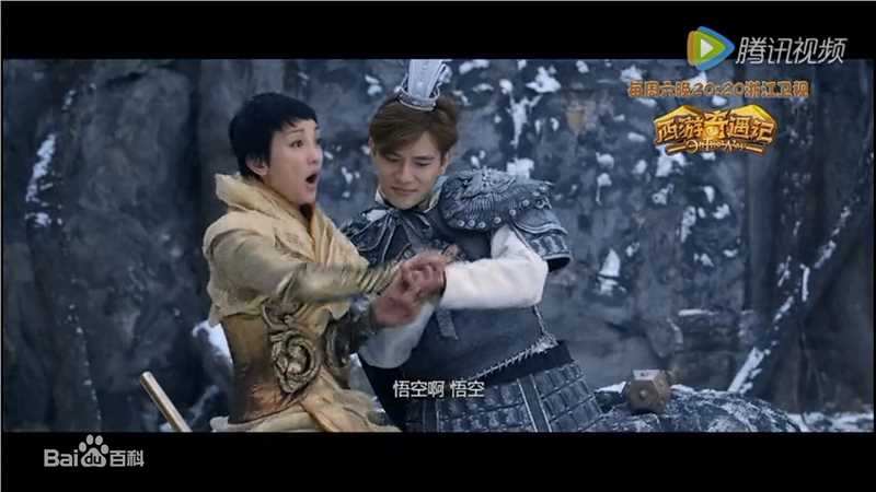 罗翔颁奖盛典登台领奖素颜照相册