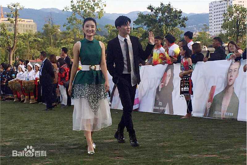 罗翔颁奖盛典登台领奖素颜照相册