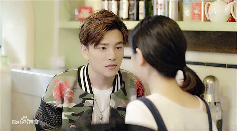 罗翔颁奖盛典登台领奖素颜照相册