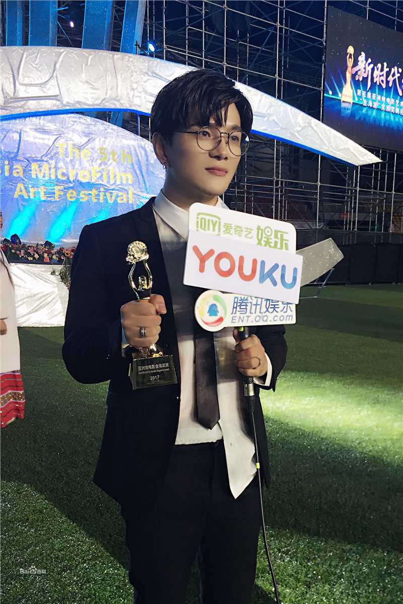 罗翔颁奖盛典登台领奖素颜照相册