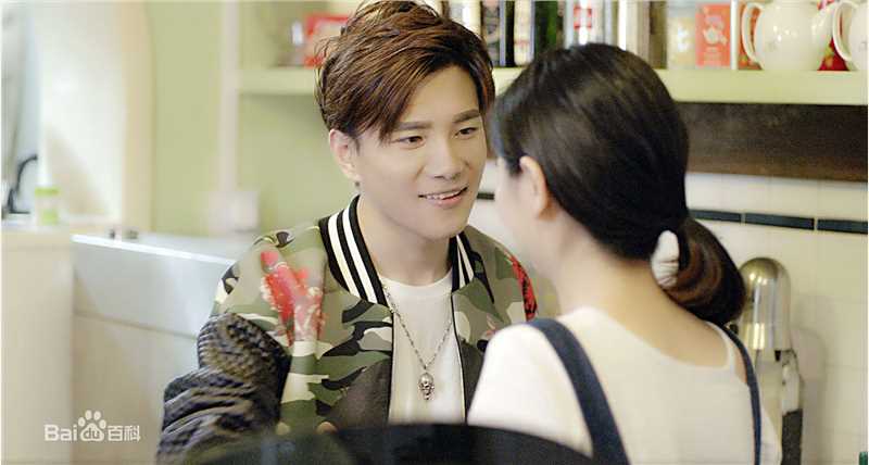 罗翔颁奖盛典登台领奖素颜照相册