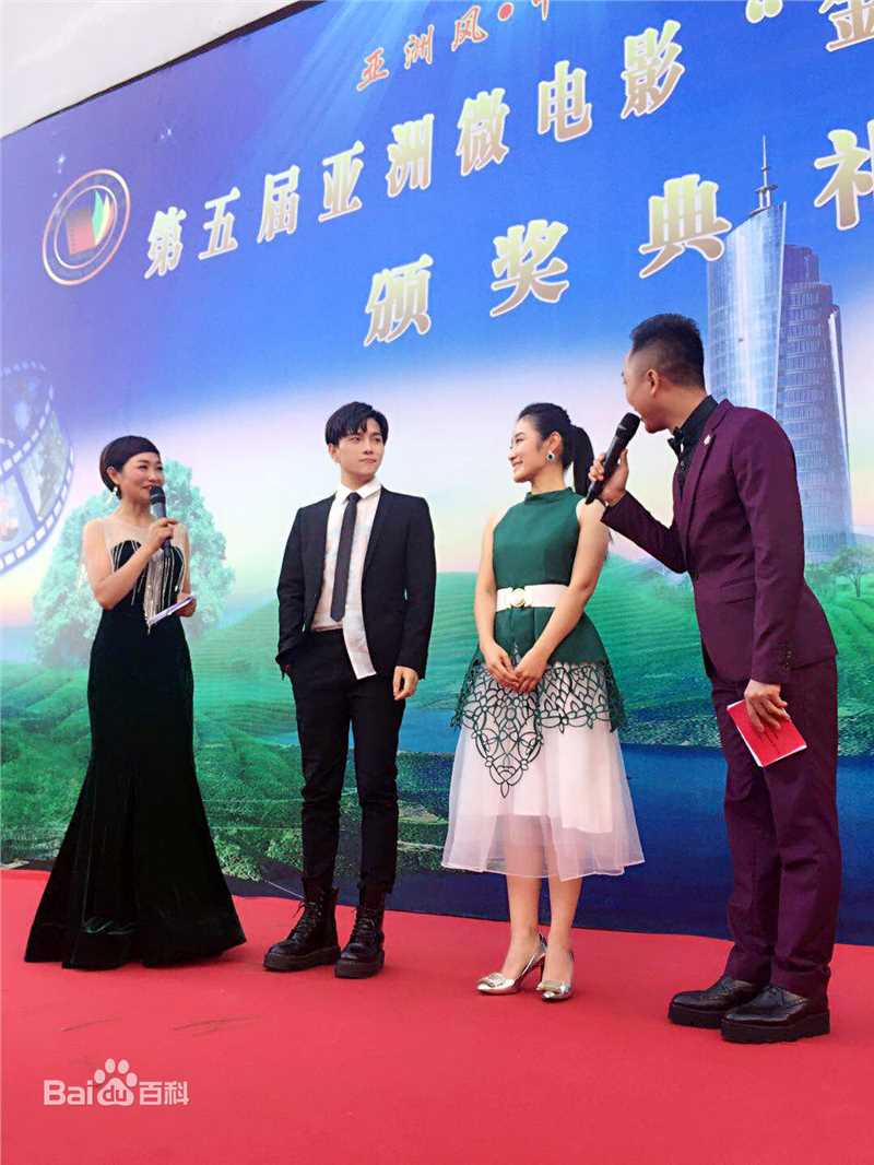 罗翔颁奖盛典登台领奖素颜照相册