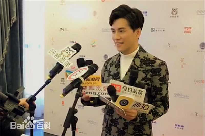 罗翔颁奖盛典登台领奖素颜照相册