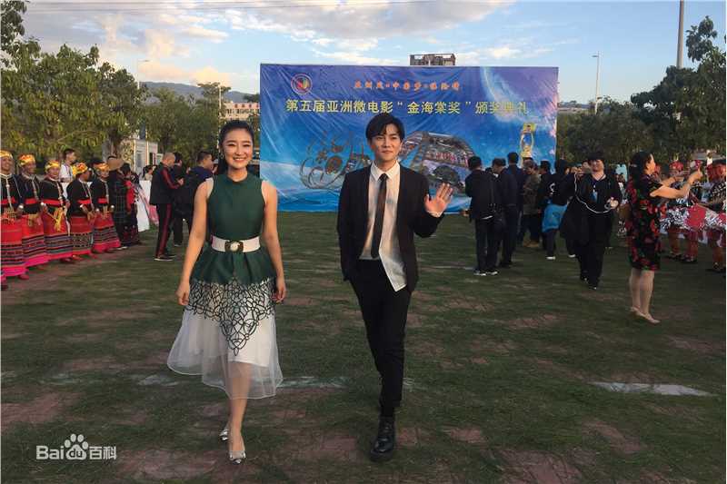 罗翔颁奖盛典登台领奖素颜照相册