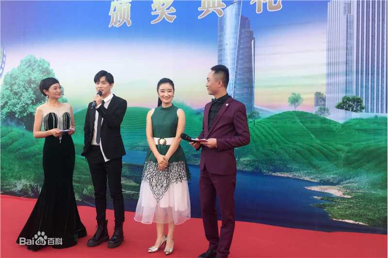 罗翔颁奖盛典登台领奖素颜照相册