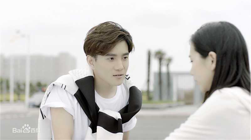 罗翔颁奖盛典登台领奖素颜照相册