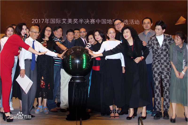 罗翔颁奖盛典登台领奖素颜照相册