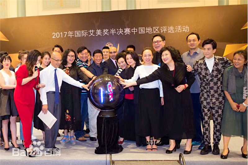 罗翔颁奖盛典登台领奖素颜照相册