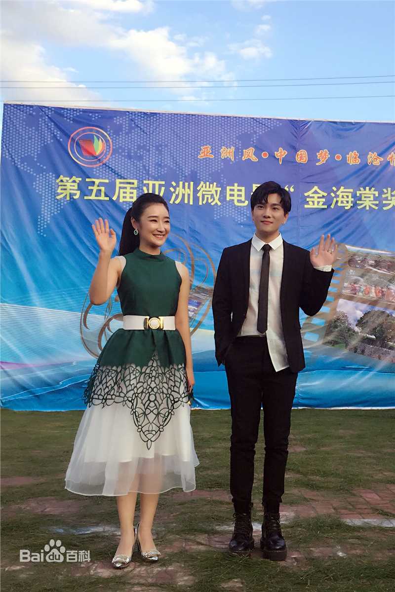 罗翔颁奖盛典登台领奖素颜照相册