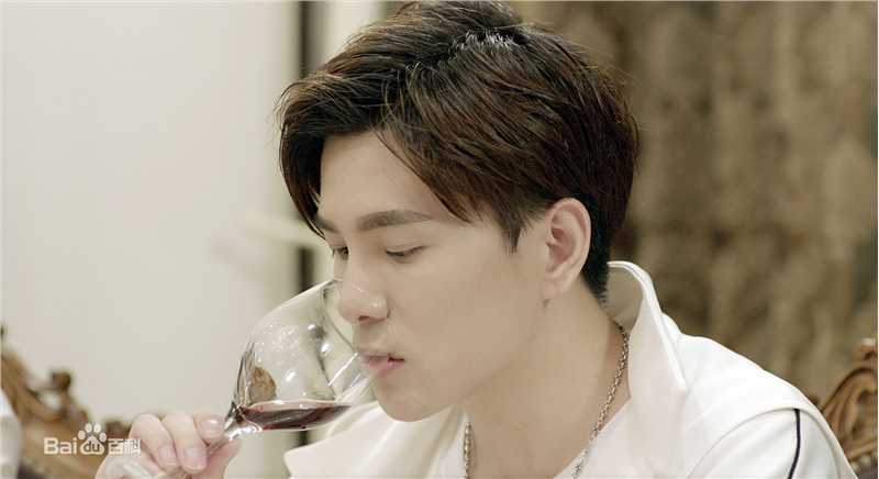 罗翔颁奖盛典登台领奖素颜照相册