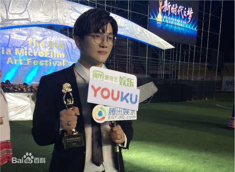 罗翔颁奖盛典登台领奖素颜照相册