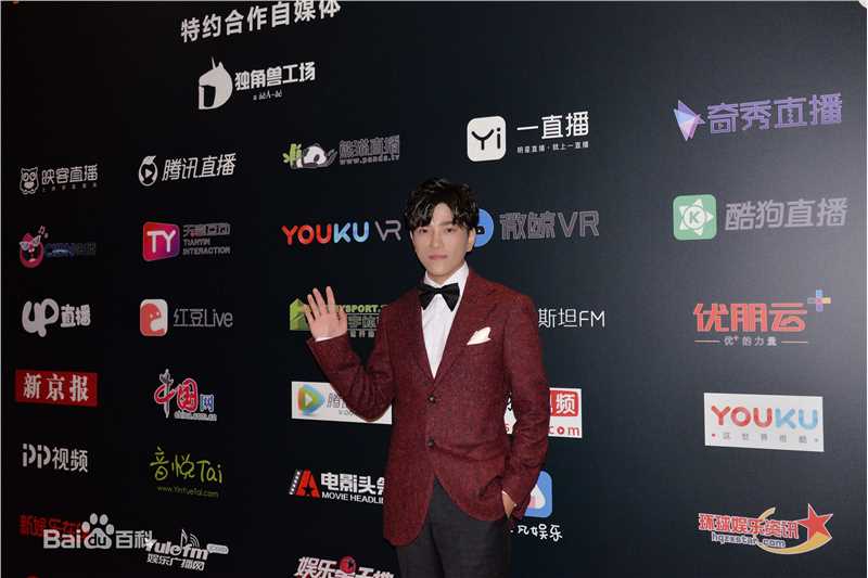 罗翔接受媒体群访图片图集