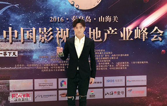 罗翔接受媒体群访图片图集